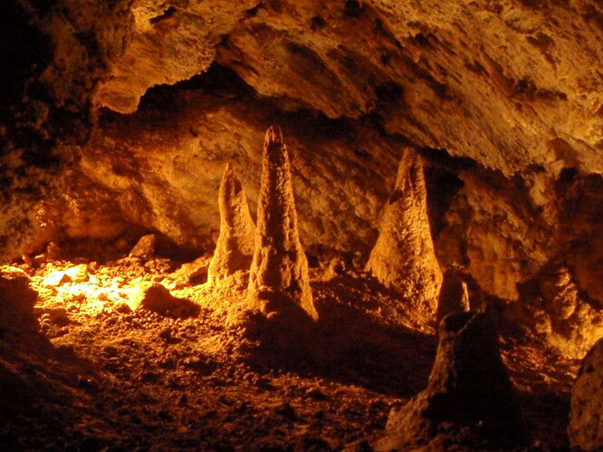 Gejzírové stalagmity ve Zbrašovských aragonitových jeskyních v Teplicích nad Bečvou.