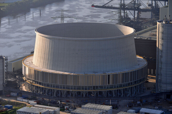 Chladicí věž uhelné elektrárny Moorburg. Chladicí věž uhelné elektrárny Moorburg.