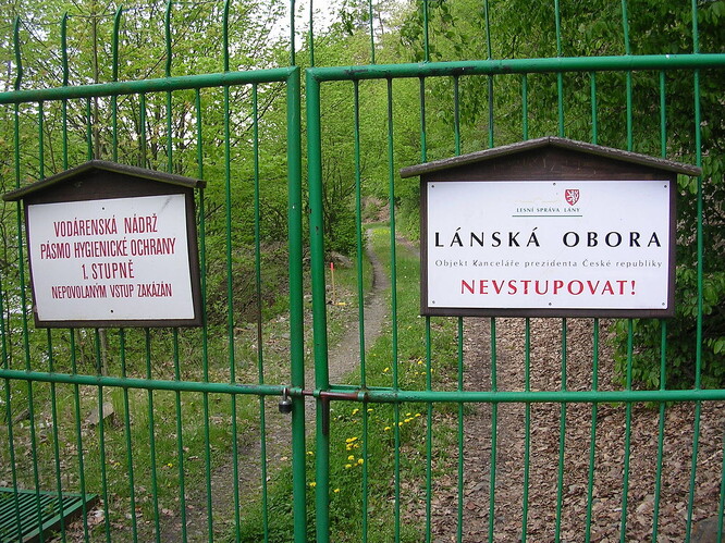 Zákaz vstupu do Lánské obory u Klíčavské přehrady (v obci Běleč).