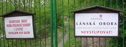 Zákaz vstupu do Lánské obory Foto: šJů Wikimedia Commons