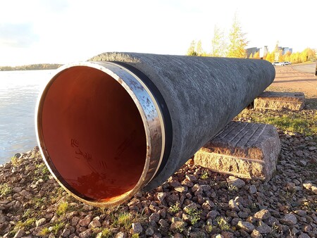 Plynovod Nord Stream 2 je již téměř hotov a zprovozněn by měl být koncem letošního roku. Na ilustračním snímku kus potrubí, používaného pro stavbu plynovodu.