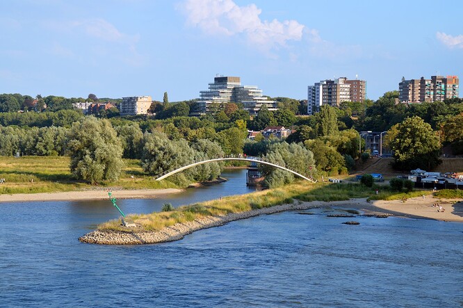 Přírodě blízká revitalizace řeky Waal ve městě Nijmegen na východě Nizozemí.