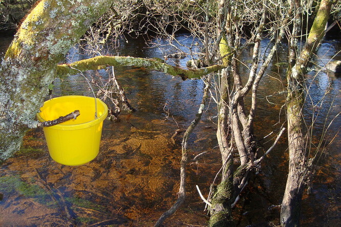 Lidé nesmějí brát vodu na zalévání zahrad, hřišť a trávníků či na napouštění bazénů a mytí aut. Lidé nesmějí brát vodu na zalévání zahrad, hřišť a trávníků či na napouštění bazénů a mytí aut.