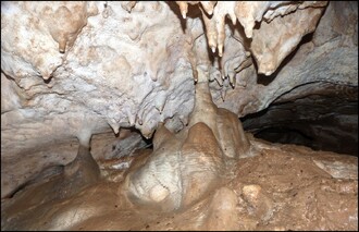 I drobné, několikametrové jeskyně umějí překvapit nádhernou sintrovou a krápníkovou výzdobou.