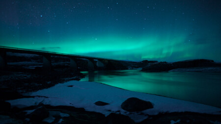 Island poskytuje ideální podmínky k pozorování polární záře. Ilustrační snímek.