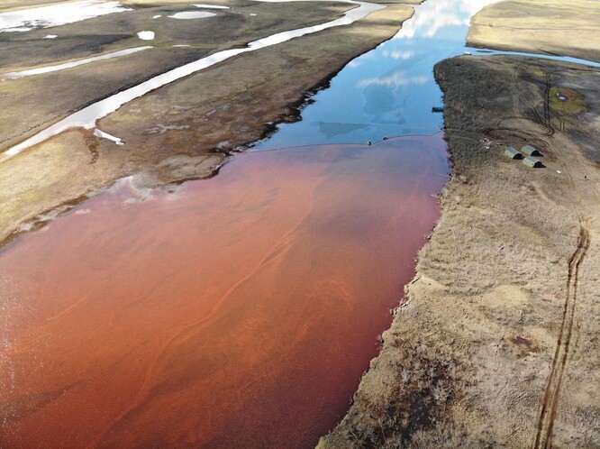 Ropné látky uniklé do řeky Ambarnaja.