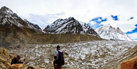 Kvůli globálnímu oteplování roztaje do konce století nejméně jedna třetina ledovců v asijských pohořích Hindúkuš a Himálaj. Na snímku himalájský ledovec Gangotri.