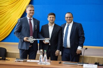 Oficiální předání nového sarkofágu Evropskou bankou pro obnovu a rozvoj a firmou Novarka ukrajinským představitelům (zdroj Černobylská jaderná elektrárna).