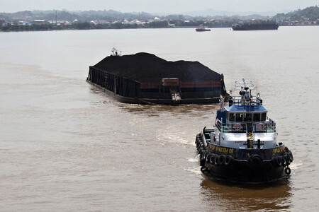 Těžařský gigant BHP Billiton odchází ze Světové uhelné asociace. Na snímku loď převážející uhlí z dolu firmy BHP Billiton.