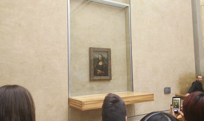 Obraz Mony Lisy v pařížské galerii Louvre.
