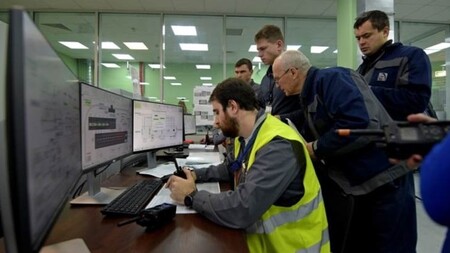 Pracovníci firmy Novarka a Černobylské jaderné elektrárny při komplexních testech nového sarkofágu na začátku roku 2019 (zdroj Černobylská jaderná elektrárna).