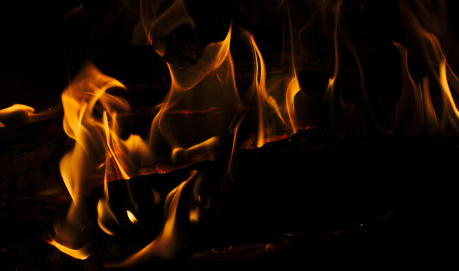 Málokdo ví, že dřevo v kachlových kamnech je třeba zapalovat shora, nikoliv zdola.