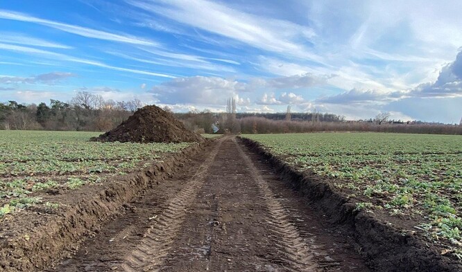 Nově vznikající cyklostezka mezi Satalicemi a Vinoří ukrajuje další kus zemědělské půdy.