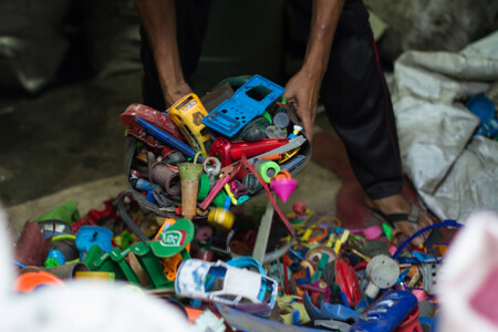 Máme svých plastových odpadů dost, zní z Indie. Na snímku třídění plastového odpadu ve slumu v Dharavi.