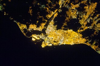 Letecký snímek města Barcelona (Španělsko) pořízený kosmonauty Mezinárodní vesmírné stanice.