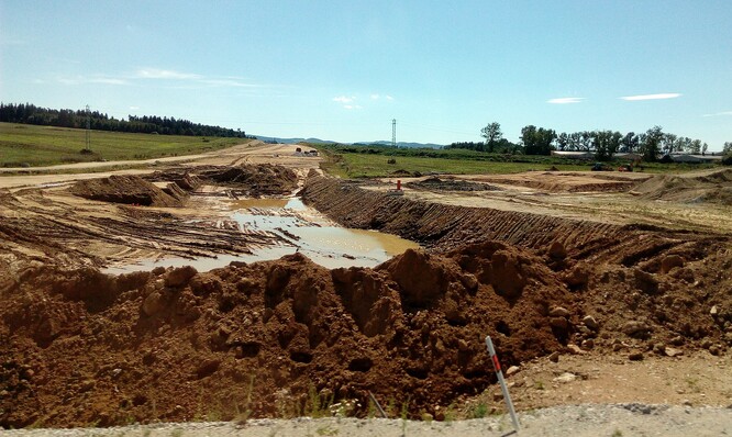 Na ilustračním snímku stavba dálnice D3. Na ilustračním snímku stavba dálnice D3.