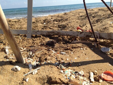 Plasty znečištění písek na Kypru. Pláže se podle vědců stávají jakousi mořskou odpadní jámou pro mikroplasty.