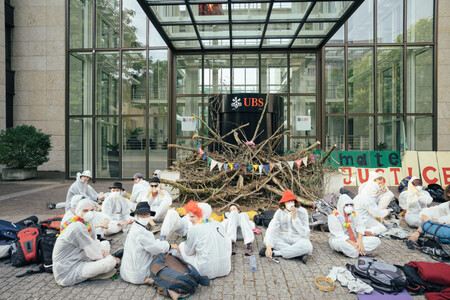 Několik desítek ekologických aktivistů včera v Curychu a Basileji na několik hodin zablokovalo přístup k sídlům bank UBS a Credit Suisse, které patří k největším švýcarským finančním domům.