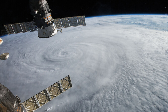 Ilustrační snímek tajfunu, pořízený z Mezinárodní vesmírné stanice v roce 2015.