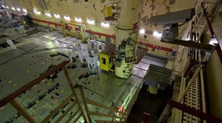 V rámci vyřazování odstavených nepoškozených bloků se z aktivní zóny prvního bloku začaly odstraňovat „tepelné“ kanály (zdroj Černobylská jaderná elektrárna).