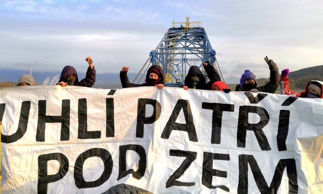 Není to poprvé, co ekologičtí aktivisté rypadlo ve Vršanech obsadili. Loni v říjnu několik lidí z hnutí Against Coal takto protestovalo téměř tři dny.