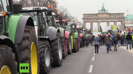 Desítky tisíc zemědělců s traktory včera na protest proti stále přísnějším pravidlům na ochranu životního prostředí zablokovaly centrum Berlína.