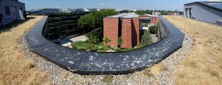 Pohled z extenzivní střechy budovy Úřadu pro městský rozvoj a životní prostředí v Hamburku na střešní zahrady na podzemních garážích.