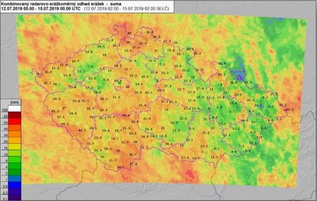 Srážky v pátek 12. 7. snížily na celém území ČR nebezpečí vzniku požárů. Výstraha na ně tak mohla být ukončena. / Na mapě je znázorněn kombinovaný radarovo-srážkoměrný odhad srážek.