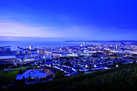 Záliv Swansea Bay patří v Británii k lokalitám, které jsou hezké na pohled jen z dobře naaranžovaného snímku. V opačném případě byste na pobřeží uviděli dvě prolínající se centra měst: Swansea a Port Talbot, obývané přibližně 290 000 lidí, rozsáhlá průmyslová centra, dva velké nákladní přístavy a také ocelárny. Jinými slovy, pobřeží v zálivu patří mezi silně urbanizované a industrializované a zdejší vodní životní prostředí je velmi intenzivně ovlivňováno antropogenními faktory.