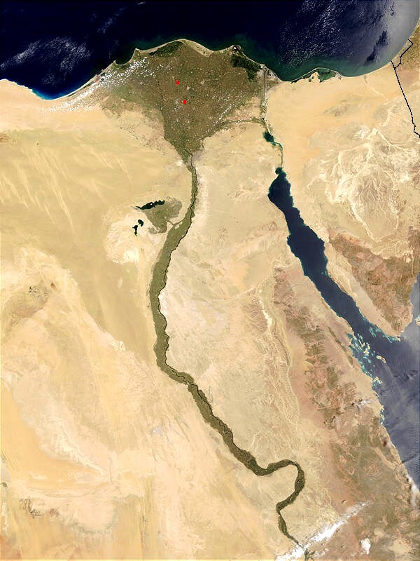 Nil s deltou, vpravo od ní Sinajský poloostrov, kde vyschlá říční koryta ukazují zaniklou říční krajinu.