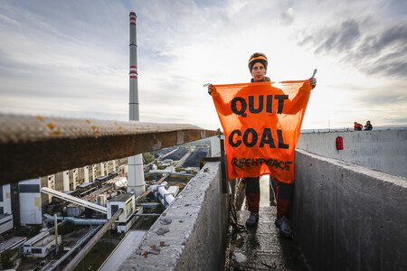 / Na snímku Greenpeace na komíně elektrárny Chvaletice 2016