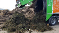 Kompostárna ve Slivenci v Praze - přivezený bioodpad Pražskými službami