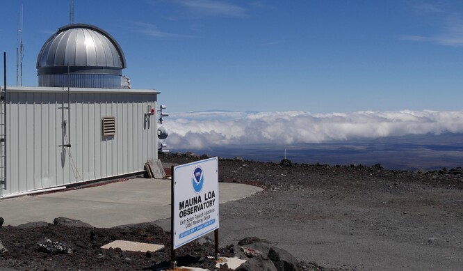 Atmosférická observatoř NOAA Mauna Loa je umístěna vysoko na vrcholu největší havajské hory, aby bylo možné odebírat vzorky dobře promíchaného vzduchu bez místního znečištění.