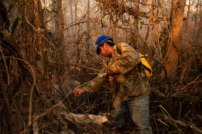 Omar, farmář z vesnice San Fermin, se snaží zdolat požár, který se svou intenzitou vymkl kontrole. Požár byl podle názoru požárníků někým z vesnice založen při tzv. Chaqueo - což je vypalování lesa za účelem získání obhospodařovatelné půdy. Chaqueo je v Bolívii legální.