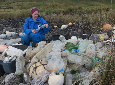 Na jihu Atlantiku se objevují plastové odpadky z Asie. Na ostrově pojmenovaném Inaccessible Island, tedy Nepřístupný ostrov, si zdejší badatelé povšimli plastových lahví, vyplavených na zdejších plážích.