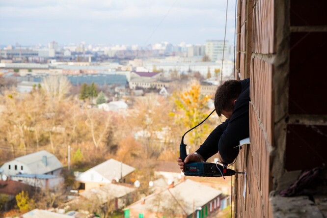 Instalace stanic monitorujících znečištění ovzduší na Ukrajině.