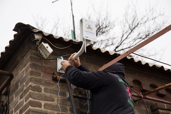 Instalace stanic monitorujících znečištění ovzduší na Ukrajině.