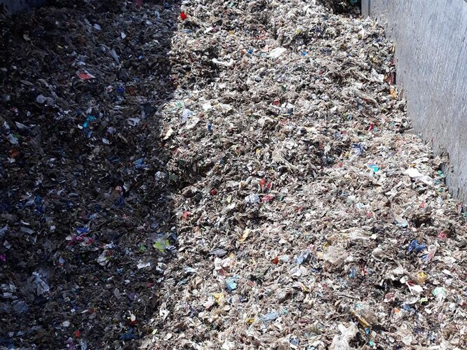 Nelegálně dovážený odpad podle celníků nejčastěji pochází z Německa a Itálie. Šlo například o drcené silně zapáchající směsi, drcené plastové kousky, prášek, u kterého není možné určit složení, nebo komunální směsný odpad.