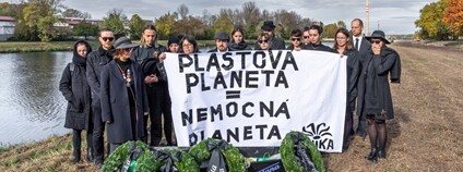 Arnika zahájila výzvu Budoucnost bez plastů pohřebním průvodem k neratovické Spolaně Foto: Arnika