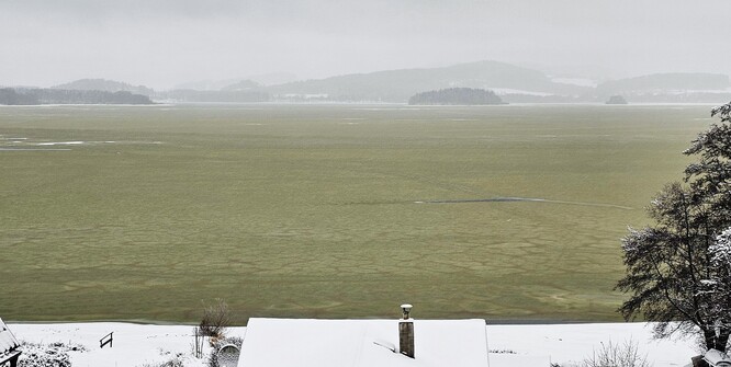 Pohled na nádrž z chatové osady Radslav, 24. prosince 2025. Pohled na nádrž z chatové osady Radslav, 24. prosince 2025.