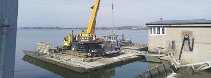 Instalace provizorního hrazení pomocí jeřábu na pontonu. Foto: Povodí Moravy Instalace provizorního hrazení pomocí jeřábu na pontonu. Foto: Povodí Moravy