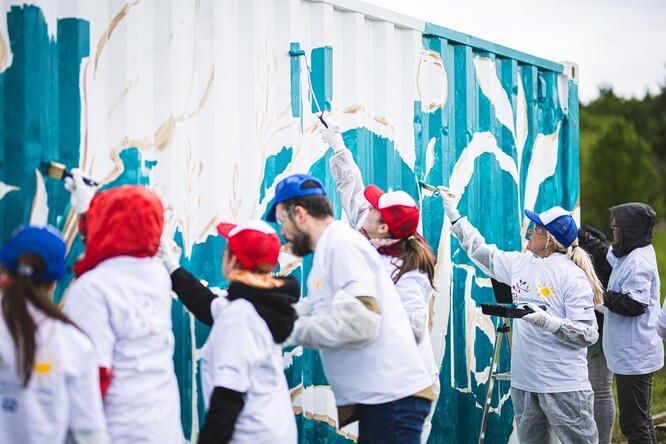 Velkoplošná malba, tzv. mural, na kontejneru na skladování zahradního náčiní. Velkoplošná malba, tzv. mural, na kontejneru na skladování zahradního náčiní.