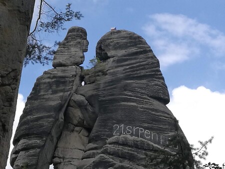 Nápis "21. srpen FŮJ" se na jednom z nejznámějších skalních útvarů Adršpašských skal objevil kolem 21. srpna, na který letos připadlo 50. výročí okupace Československa vojsky Varšavské smlouvy.