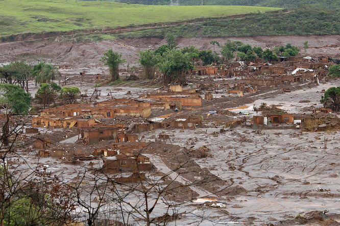 Před sedmi lety se v Brazílii protrhla přehrada Fundao, jež patřila podniku Samarco, který vlastnila BHP spolu s brazilskou těžební firmou Vale. Přehrada Fundao se používala k ukládání toxického odpadu vznikajícího při těžbě železné rudy. Po jejím protržení zavalil toxický kal několik vesnic, znečistil řeky a zničil přírodu.