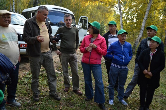 Richard Slabý (druhý zleva) vystudoval lesnickou fakultu VŠZ v Brně. V letech 2001–2004 působil jako ředitel Ústavu pro hospodářskou úpravu lesů. Následně se věnoval zahraniční spolupráci, od roku 2015 se až do své penze věnoval rozvojové spolupráci v Mongolsku.