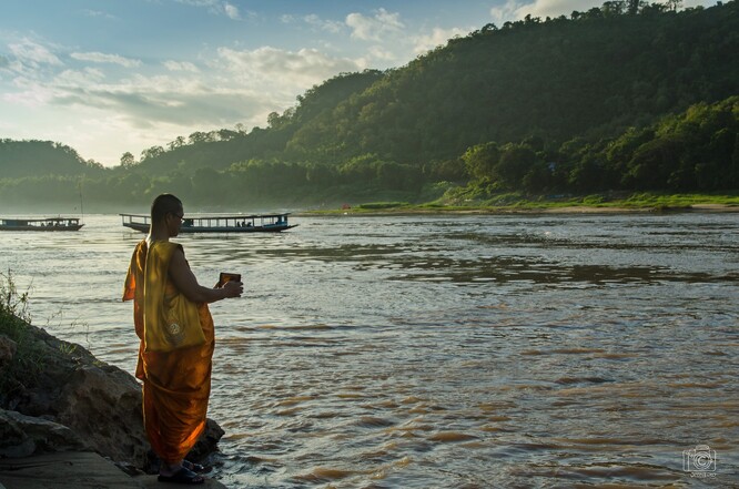 Mnich u řeky Mekong, Laos.