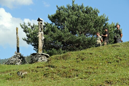 Posvátná místa spojují dnešní Tuše s dosud velmi živými kulty jejich předků. Pozor pro návštěvnice regionu - ženy po první menstruaci na tato místa nesmí, a to ani do okruhu bližšího, než dvacet metrů.