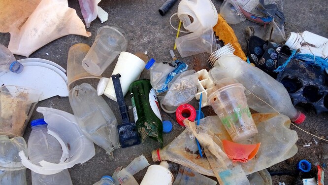 Odpadky z pláží středomořských ostrovů.