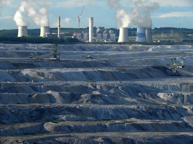 Důl Turów u česko-polské hranice zásobuje uhlím hlavně sousední elektrárnu, ta stejně jako důl patří společnosti PGE.