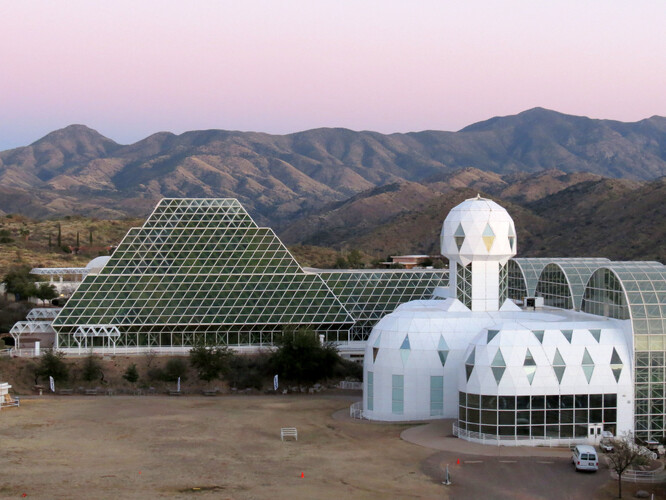Projekt Biosféra 2 byl vymyšlen, aby se zjistilo, zda by lidstvo bylo schopné přežít v uměle vybudovaném životním prostoru. V 90. letech 20. století proto vznikla v americké Arizoně napodobenina pěti ekosystémů Země.